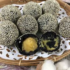 Pertama silahkan larutkan dulu air hangat, air daun suji/daun pandan, air kapur dan garam halus. Kreatif Dan Unik 5 Kreasi Kue Onde Onde Ini Harus Kamu Coba