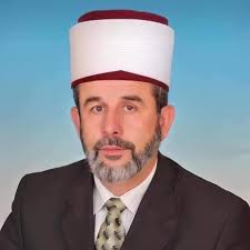 Dita e Kiametit do të bëhet kur imam do të bëhet ai i cili nuk di të lexojë  Kuran. Ai nuk di të bëhet imam, e ju e bëni myfti, Dita e