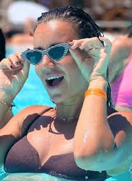 Irina Maria Bara hot and top pictures also in a bikini at the pool. About  her boyfriend....