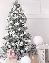 Top 40 Minimalist And Modern Christmas Tree Decor Ideas Modern Christmas Tree Silver Christmas Tree Decorations White Christmas Trees
