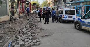 Edinilen bilgiye göre, kırsal ekinlik mahallesi'nde dün akraba olan iki aile arasında tarla sulaması yüzünden tartışma çıktı. Siverek Te Silahli Kavga 1 Kisi Yaralandi Son Dakika Haberler