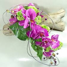 Pour plus d'originalité, vous pouvez aussi opter pour du feuillage fleur, souvent oublié un bouquet tombant sublimera une robe de mariée sirène mais mettra moins en valeur une coupe princesse car plus large. Bouquet De Mariee Orchidee Mariage Fuchsia Violet Artificiel