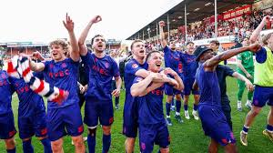 Willem II terug in Eredivisie na zinderende strijd en penalty’s tegen Volendam