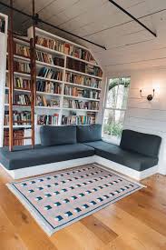 Cukup pojok kecil di sudut rumah yang didesain dengan rak buku kreatif untuk perpustakaan mini keluarga. Resensi Kiky 5 Ide Membuat Perpustakaan Idamanmu Di Rumah