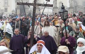 Wielki piątek w kościele katolickim to jedyny dzień w ciągu roku, gdy nie ma odprawianej mszy świętej. Wielki Piatek Liturgia I Obrzedy
