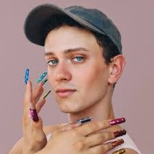 Lukas Smith's Instagram, Twitter & Facebook