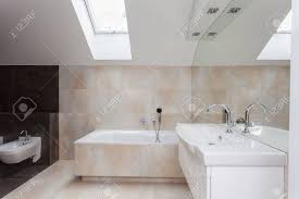 Zu dunkelbraunen fliesen empfehlen hellgraue gegenparts. Badezimmer Interieur Mit Beige Und Braune Fliesen An Wanden Lizenzfreie Fotos Bilder Und Stock Fotografie Image 24568086