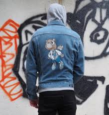Rockig mit einer dunklen hose in schwarz oder grau, derben boots oder sneakers und einem shirt nach wahl wirken jeansjacken. Hand Bemalt Denim Jacke Kanye West Graduierung Bar Etsy