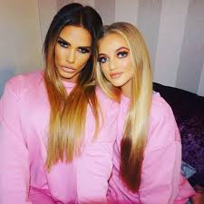 Harvey (geboren 2002, vater ist der fußballspieler dwight yorke), junior andre (geboren 2005) und princess tiaamii (geboren katie price ist mit käfigkämpfer alex reid verheiratet. Katie Price Sie Wunscht Sich Vier Weitere Kinder Gala De