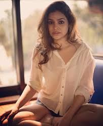 Get all the information about sumona chakravarti. Once A Chainsmoker Now Kapil Sharma S Reel Life Wife Sumona Chakravarti Quit Smoking