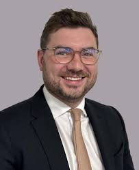 Tom Kennett's Instagram, Twitter & Facebook