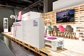 Deutsche Telekom Stand By Hartmannvonsiebenthal Nuremburg Germany Pallet Installation Exhi Exhibition Stand Design Exhibition Stall Design Trade Show Design