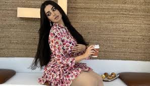 يأتي رد المهرة البحرينية بعد انتشار صورة لها مع رجل قيل من ظهره إنه هو رجل الأعمال سلطان بن عبداللطيف، زوج الفنانة الإماراتية بلقيس. Ø§Ù„Ù…Ù‡Ø±Ø© Ø§Ù„Ø¨Ø­Ø±ÙŠÙ†ÙŠØ© ØªØ±Ù‚Øµ Ø§Ù„Ø¹Ø±Ø¶Ø© ØªØ±Ø­ÙŠØ¨Ø§ Ø¨Ø§Ù„Ø³Ø¹ÙˆØ¯ÙŠÙŠÙ† Ø§Ù„Ù†Ù‡Ø§Ø± Ø§Ù„Ø¹Ø±Ø¨ÙŠ