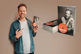 He started his music career in the group d.a.c. Bol Com Lees Magazine Diggy Dex Zet Liedschrijver In The Picture Met Taalkunstenaars Bol Com Lees Magazine