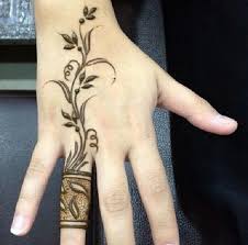 Elegant And Flowery Henna I Ve Never Seen Anything Like This Before Hand Henna Henna Designs Henna Tattoo Designs