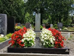 Die farbwahl ist fast unüberschaubar. Grabbepflanzung 25 Beispiele Mit Fotos Von Friedhofsbepflanzungen