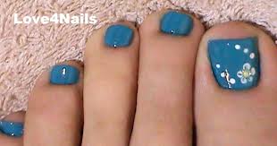La ventaja que tiene utilizar este tipo de uñas que puedes cambiar el diseño cada vez que tu lo quieras de una manera sencilla sin pintar tu uña real pero para ponerlas tienes que tener en consideración algunos pasos importantes que te voy a explicar ahora mismo. Decoracion De Unas Para Pies Facil Y Rapido Unas Decoradas