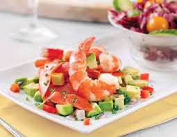 L'insalata con avocado ad esempio sfrutta tutte le proprietà benefiche e il gusto unico di questo super food fresco e polposo mentre l'insalata di pollo croccante con vinagrette trasforma questa pietanza in un piatto unico genuino e sostanzioso. Gamberi E Salmone Affumicato Su Insalata Di Avocado Sapori Ideali