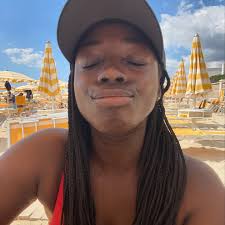 Si ritorna nonostante il caldo, con una ricetta estiva con ingredienti di  stagione 🌿 •frolla sablé alle mandorle •frangipane con inserti di frutta  fresca •namelaka al basilico e cioccolato bianco @callebautchocolate •frutta