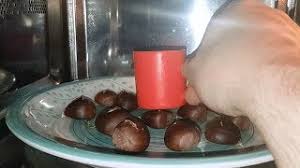 Vuole la tradizione che la cottura della caldarroste venga effettuata tramite la tipica padella casereccia con i fori sulla. Castagne Al Microonde Pronte In 5 Minuti Foodvlogger Youtube