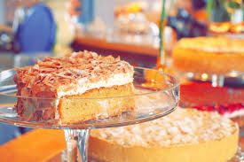 Er besteht aus biskuitmasse und kirschen , ist mit buttercreme gefüllt und bestrichen und mit krokant eingestreut.preis pro stück 2,60 euro. Lecker Kuchen 3 Marktweib Oberursel