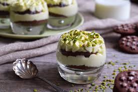 Il tiramisù pan di stelle è la versione pop di quello che già di per sè è un'icona del dessert italiano.facile da realizzare, proprio come il tiramisù classico, prevede una crema di mascarpone e uova reschissime, come da tradizione appunto, e due strati dei famosi biscotti al cioccolato inzuppati di caffè. Tiramisu Al Pistacchio E Pan Di Stelle Lucake