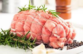 Arrosto è un termine generico che indica un tipo di cottura adatto a diversi tipi di carne, il taglio di carne usato per questo metodo cucinare la carne arrosto è facile e neanche troppo laborioso e, contrariamente a quanto si pensa, non richiede necessariamente tempi molto lunghi. Come Legare L Arrosto Il Club Delle Ricette