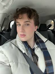 Hi I'm Cameron. I have an apartment in the Lower East Side that I'm looking  for a new roommate for starting June 1st. It's a spacious 1000 sq ft  apartment. Please reach