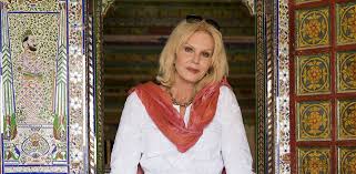 Joanna lumley har satt spår med allt från att vara bondbrud, modell, aktivist till dokumentärfilmer från världens alla hörn. Joanna Lumley A Chic Indian Odyssey
