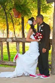 Mariage A La Converse Wedding Converse Converse Wedding Shoes Wedding Picture Poses