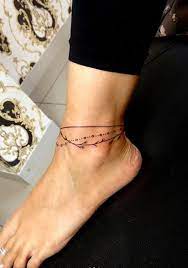 48 Bedeutungsvolle Knochel Tattoo Ideen Mit Worten Und Blumen In 2020 Ankle Bracelet Tattoo Anklet Tattoos For Women Ankle Tattoo