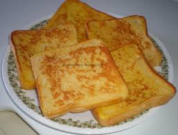 Lepas itu, ambil roti yang telah dibuang kulit dan salutkan dengan telur yang telah dipukul. Thursday