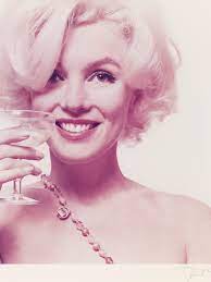 When you think of marilyn monroe, you probably imagine short blonde curls, full red lips, that dazzling smile, one of her many iconic outfits, and a sultry look. Why Marilyn Monroe Remains A Hot Topic