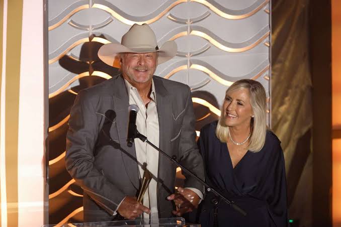 Alan Jackson And Wife Denise Share Sweet Moment On Stage During Song He  Wrote For Her
