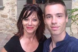 A 19 éves zsigmond megelégelte, hogy a késő esti órákban bizonyos környékeken senki sincs biztonságban. Igy Nez Ki Detar Eniko Es Rekasi Karoly Egy Szem Fia Ritka Fotokon A 14 Eves Zsebi Hazai Sztar Femina