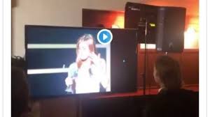 Jennifer aniston receives the actor® for outstanding performance by a female actor in a drama the awards focus on both individual performances as well as on the work of the entire ensemble of a. Momen Manis Di Sag Awards 2020 Brad Pitt Genggam Tangan Jennifer Aniston