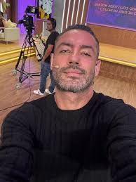 Hay personas, que cuando escuchan cosas buenas tuyas, se quedan callados.  Cuando escuchan algo malo tuyo, lo replican como fuego ardiendo. Y, cuando  no escuchan nada tuyo, inventan. Nunca, vas a poder