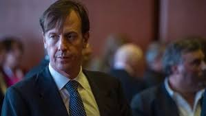 Ang larawan sa dyaryo ng isang Italian manager ay nakapagpapaalala sa akin kay  Saul : r/betterCallSaul