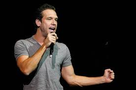 Standup comedy = telling jokes to a live audience. Top 10 Essential Stand Up Comedians