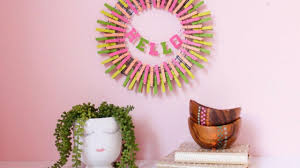 Kamar tidur maupun ruang tamu atau ruang lain dalam rumah agar menjadi tambah cantik serta hiasan dinding kamar tidur buatan sendiri dari selotip diy tape wall art. Penuh Warna 5 Dekorasi Buatan Sendiri Ini Bikin Suasana Rumah Lebih Hidup Dan Nyaman