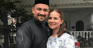 Ini kerana, si cantik manis berkenaan merupakan buah hati kepada pelakon kacak bertubuh sasa, sharnaaz ahmad pada ketika itu. Sharnaaz Ahmad Noor Nabila Sah Bercerai