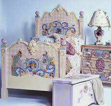 Una ragazzina del college, con le sopracciglia cespugliose e la malagrazia di un adolescenza non ancora sbocciata. Kids Room Mosaic Headboard Bed For A Dream Pretty Princess Bedroom Design Home Interior Design Mosaic Furniture Mosaic Mosaic Pieces