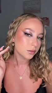 Die Stürmerin Louise Trapp spielt beim FC Viktoria 1889 Berlin und erzählt  euch von ihren größten Erfolgen, ihrer Vorstellung von Beauty und zeigt  euch ihr Must-have Beauty-Produkt. Zum Schluss hat Louise noch