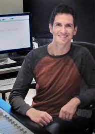 Malek miklós karmester, zeneszerző és toldy mária táncdalénekesnő, énektanár fia azóta is los angelesben él, ahol a zeneszerző, producer. Miklos Malek Musician Wikipedia