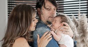 De zanger en zijn vriendin caroline zijn opnieuw trotse ouders geworden. Smelt Jan Dulles Deelt Slaapfoto Met Pasgeboren Dochter Donna 100 Nl Magazine