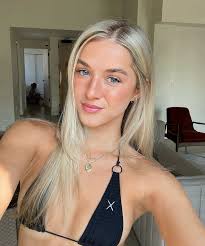 Mia Bowman's Instagram, Twitter & Facebook