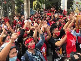 夾在中緬之間，從緬甸要自治，從中國賺大錢，日子很滋潤，難怪人稱「山寨中國」的佤邦安於現狀。 佤邦是地球上最秘密的地方之一。 上谷歌地圖搜找不到，想辦簽證去，肯定被拒。 不過，在緬甸 被緬甸士兵仔細搜查一遍之後，我們跨過無人區，受到東道主佤邦電視台派來的陪同的熱情擁抱。 Ctfqchq1jzakjm