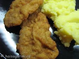 Se pune fiecare felie pe masa de lucru, se acopera cu o punga de plastic si se bate cu ciocanul de snitele pana aveti o felie subtire de aprox 3 mm (nu le bateti super subtire, caci se vor. Snitel De Porc Hai SÄƒ GÄƒtim Cu Amalia