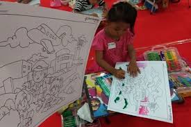 Ada berbagai macam jenis sketsa mewarnai gambar hitam putih untuk anak. Anak Anak Antusias Mewarnai Dan Menggambar Di T2 Juanda Suara Surabaya