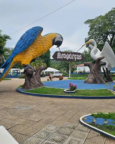 A cidade de Aragarças-GO também conquistou o título de Maior Monumento em formato de Arara. Com 8,84 metros de maior diâmetro, a escultura integra o conjunto artístico Arara + Garça, símbolo da